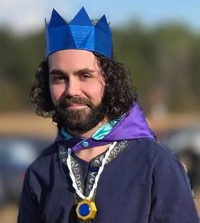 Geo wearing an amulet of glory with a blue party hat